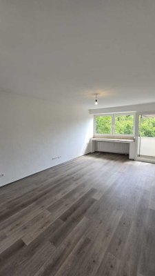 Sehr schöne renovierte 3 Zimmer Wohnung mit Balkon in Oberhausen zu vermieten