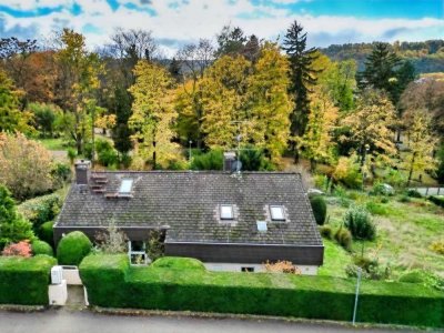 Einfamilienhaus mit Einlieger-Wohnung in TOP Lage, wunderschönem Garten mit Ausblick und 3 Garagen