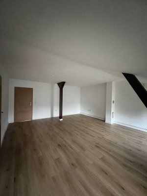 Großzügige 3,5-Wohnung mit Sichtbalken, Wannenbad mit Fenster und Stellplatz. Erstbezug!