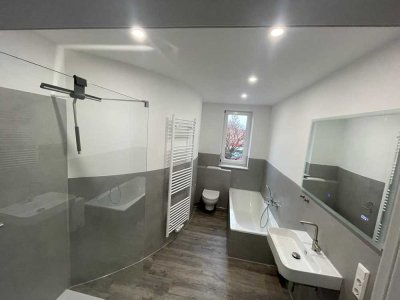KERNSANIERTE 3 ZKB (DUSCHE + BADEWANNE) / MIT KFZ-STELLPLATZ