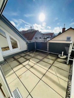 Charmante 2-Zimmer-Dachgeschoßwohnung in Top-Innenstadtlage mit TG-Stellplatz & EBK