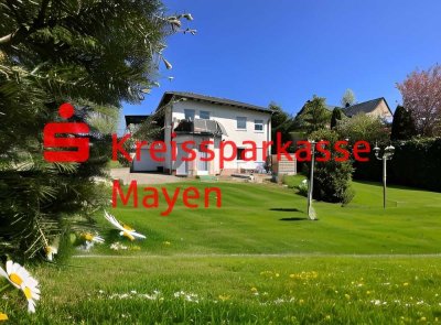 Einfamilienhaus mit Garage und Carport in schöner Eifellandschaft.
