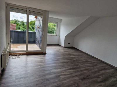 Attraktive und renovierte 2-Raum-Penthouse-Wohnung mit EBK