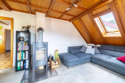 Großzügige Dachgeschosswohnung – 4-Zimmer mit Balkon, Kaminofen & viel Platz für die Familie
