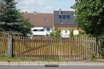 Einfamilienhaus mit Terrasse &amp; Nebengebäude - renovierungsbedürftiges Projekt
