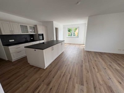 Moderne 4-Zimmer-Neubauwohnung mit hochwertiger Einbauküche, Balkon & 2 Stellplätzen – Erstbezug!