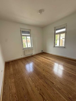 Zwei Zimmer Wohnung mit Balkon direkt gegenüber der Wilhelma