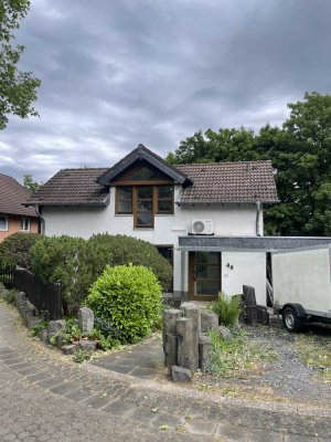 Lichtdurchflutetes Einfamilienhaus mit außergewöhnlicher Raumstruktur und Gartenidylle