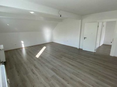 Renovierte 2 Zi. Whg. im Dachgeschoss - nähe Bahnhof!