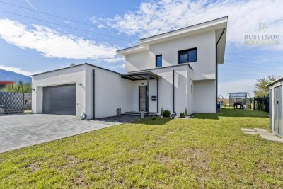 Modernes Einfamilienhaus mit Doppelgarage und Pool