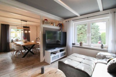 Überwiegend modernisierte Doppelhaushälfte mit tollem Grundstück in charmanter Lage von Pinneberg.