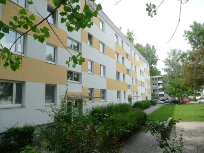 Schöne, ruhige, 3-Zimmer-Wohnung mit Balkon und EBK am Lerchenauer See, München