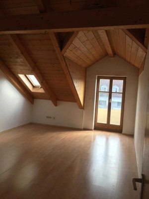 Hübsche 2-Zimmer-Mansardenwohnung mit Balkon in Kolbermoor