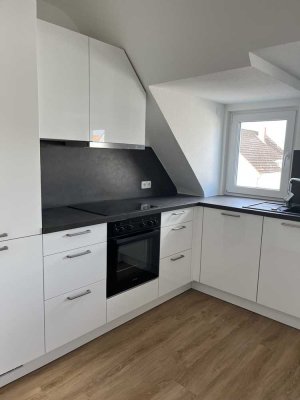 Kernsanierte 3-Zi. DG Wohnung mit Einbauküche