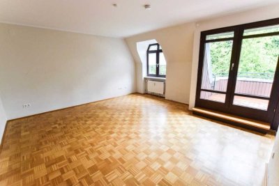 Helle Dachgeschosswohnung mit Terrasse, Balkon und PKW-Stellplatz (Garage)