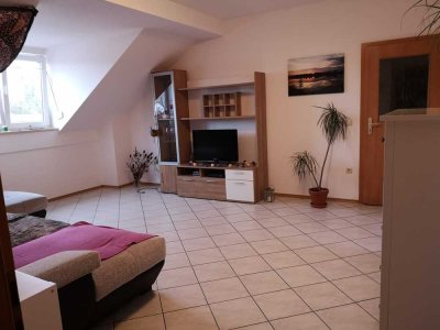 Sonnige  2-Zimmer-DG-Wohnung mit Einbauküche in Niederviehbach