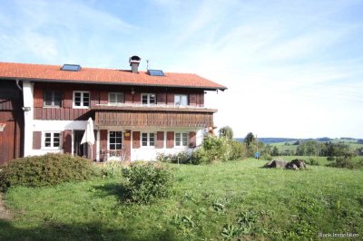 Bauernhaus mit zwei Einheiten, Garagen, Garten, Wirtschaftsraum, Weitblick, ruhige Lage - Altusried