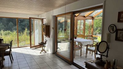 Ansprechende und gepflegte 4-Zimmer-Erdgeschosswohnung mit lux. Innenausstattung mit Balkon und EBK