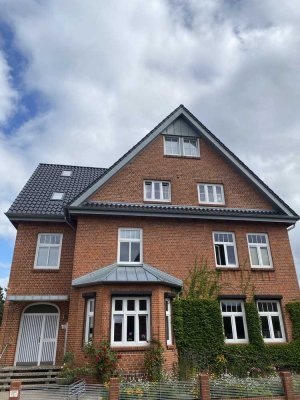 Renovierte  3 bzw. 4 -Zi Wohnung mit Kanalblick u. Garten