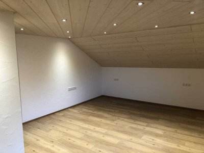 Attraktive und vollst. renovierte 3-Zimmer-Dachgeschosswohnung mit geh. Innenausstattung mit Balkon