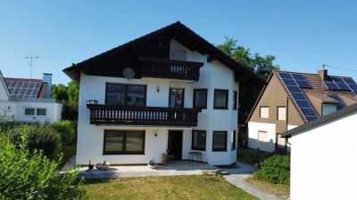 Investieren Sie in die Zukunft: Zweifamilienhaus mit viel Raum für Ideen auf sonnigem Grundstück