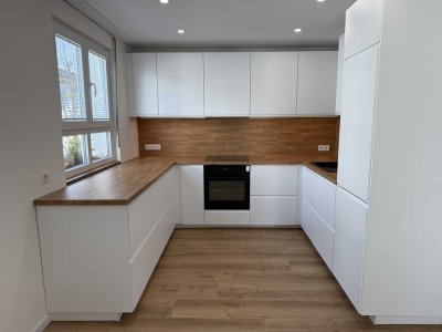 Kernsanierte helle 5-Zimmer Wohnung mit Einbauküche und 2 Stellplätzen im Kirchheimer Ortskern