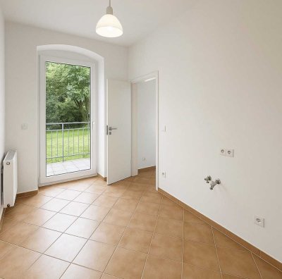 Modernisierte, helle 1,5-Zimmer-Hochparterre-Wohnung mit Balkon