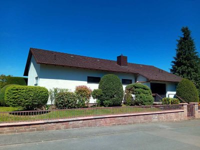 Schwedelbach - Geräumiger Winkelbungalow mit Einliegerwohnung in schöner Lage