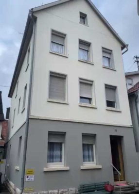 Wohnhaus mit 8 Zimmern und Stellplatz in Bad Urach