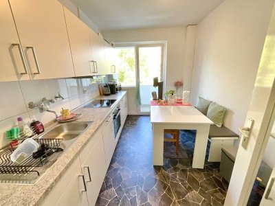 Große WG Zimmer mit Balkon in Damen-WG