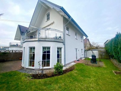 Moderne Doppelhaushäfte auf drei Etagen für die Familie