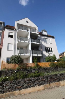 Sehr schöne 3-Zimmer Wohnung mit Einbauküche, Tiefgarage und großem Balkon im Zentrum!