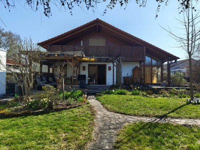 Sehr schönes großes EFH mit tollem Garten und einer Gewerbeeinheit (zur Zeit vermietet)