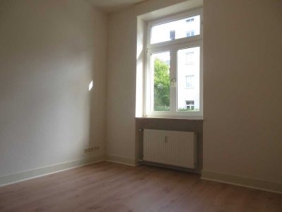 Schicke, helle, top renovierte 3-Zimmer-Altbau-Wohnung mit großer Terrasse in Frankfurt-Ostend