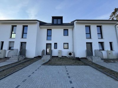 Neubau - Reihenmittelhaus / 4 ZKB, WC - Garten & Dachterrasse & 2 KFZ Stpl. / auch als Ausbauhaus
