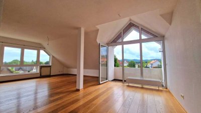 Von Privat: Stilvolle 3-Raum-DG mit gehobener Innenausstattung mit EBK in Königstein im Taunus