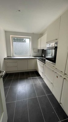 3-Raum-Wohnung mit hochwertiger Einbauküche und Balkon in Hannover