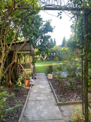Tolle Altbauwohnung im EG mit Terrasse, Garten, Stellplatz direkt vor dem Haus und Wintergarten