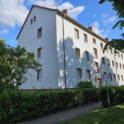 Sofort verfügbar: 3-Zimmerwohnung mit großem Balkon in ruhiger Lage im Süden von Halle