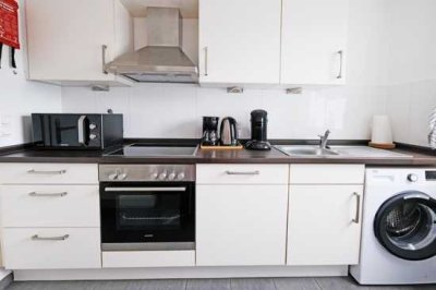 ***MÖBLIERTE WG-WOHNUNG**FÜR 3-5 PERSONEN***