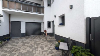 Schicke Immobilie mit zwei abgeschlossenen Wohneinheiten.