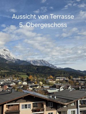 Neuwertige 3-Zimmer Dachgeschosswohnung mit Terrasse und Tiefgarage