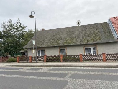 Mit Doppelgarage, Werkstatt und Gästewohnhaus