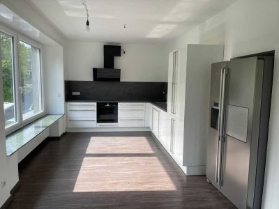 Charmante 4 Zimmer Wohnung mit Einbauküche, Gäste WC, Garage und Balkone mit Schöner Parkausblick