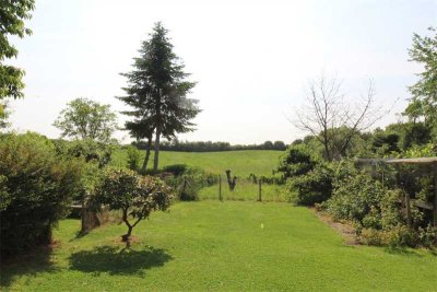 Zuhause mit Weitblick – Charmantes Zweifamilienhaus in traumhafter Feldrandlage, frei lieferbar!