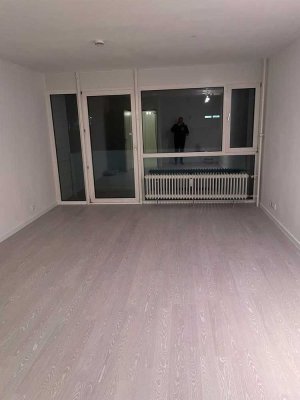 Neu ... 1Zi App. renoviert mit Balkon ohne EBK; 2Min. zur S-Bahn; 2Min EinkZentrum;