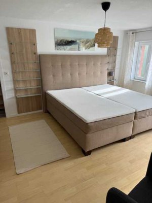 Furnished 1.5-room penthouse apartment // Möblierte 1,5-Zimmer-Dachgeschosswohnung am Oeder Weg