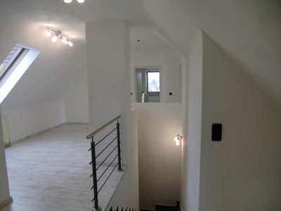 Über den Dächern - Junge 2,5-Zimmer-Dachgeschosswohnung mit Balkon und Einbauküche in Schwarzenbruck