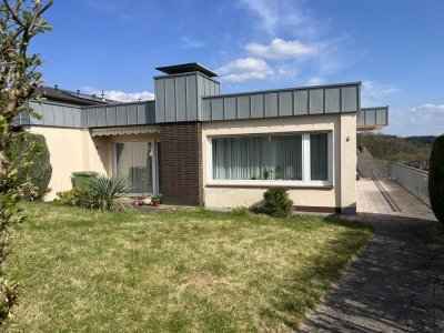 Bezugsfrei !!
Familienfreundliches Einfamilienhaus mit Einliegerwohnung mit Blick ins Grüne