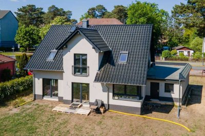 Mit Erdwärme, Fußbodenheizung, Einbauküche, Garage, Kamin u.v.m.: Neubau-Einfamilienhaus Bad Saarow